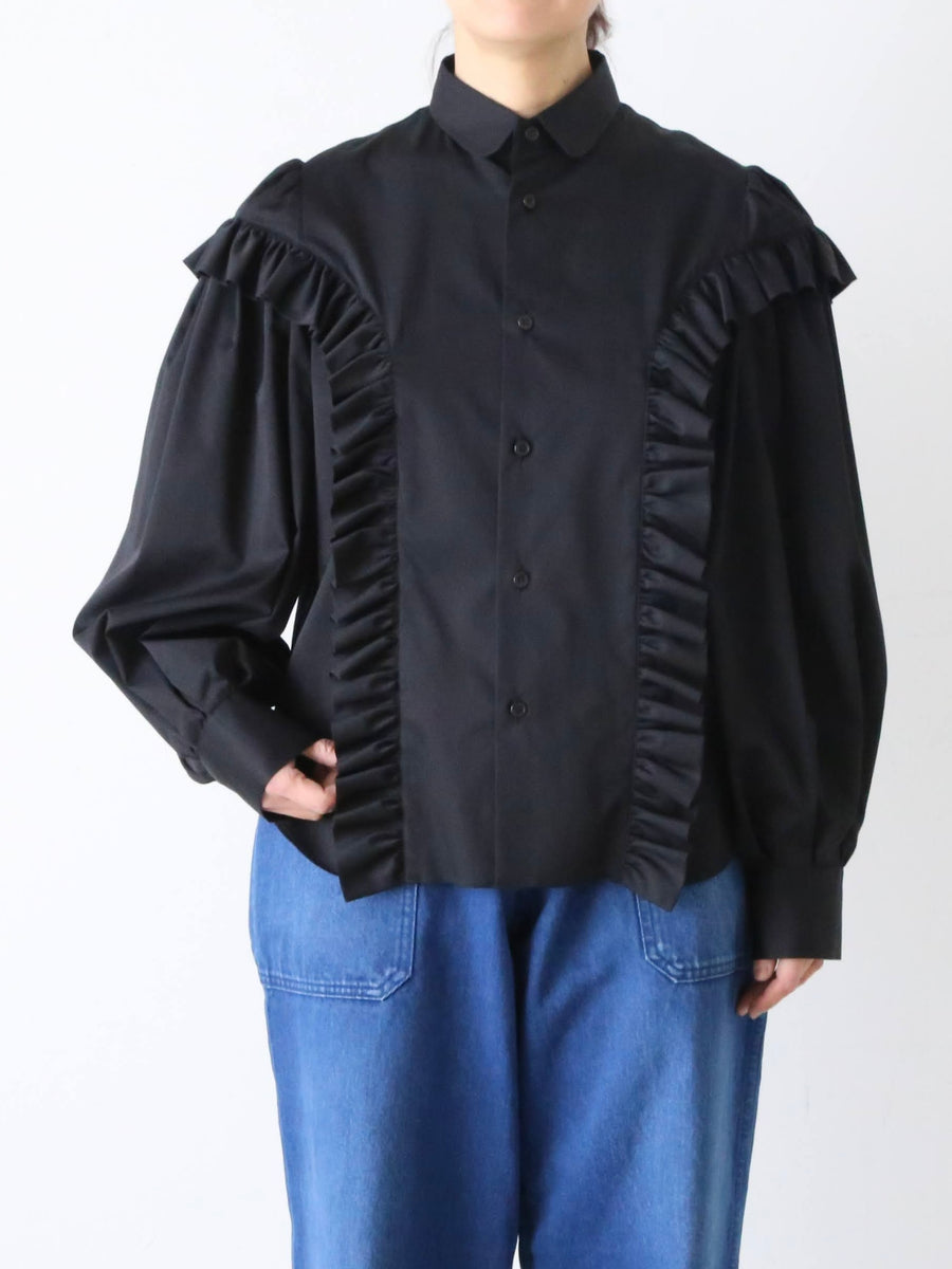 【noir kei ninomiya】 フリル付きチャイナボタン_ブラウス _黒 noir kei ninomiya 綿ブロード ブラウス 長袖 丸襟 フリル – CREER