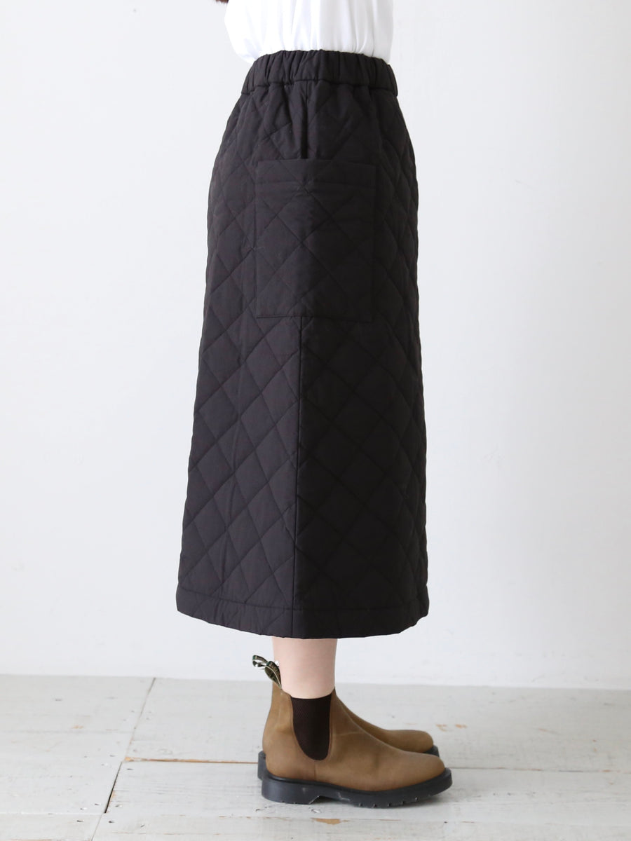 BRIEFING 黒 M キルティングスカート 季節感もUP！キルティングスカートが主役のブラックコーデ