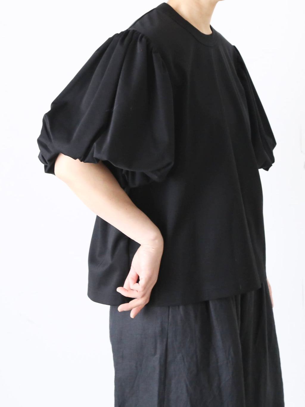 noir kei ninomiya トップス　半袖 Noir Kei Ninomiya ラッフルレース トップ | ブラック | FARFETCH JP