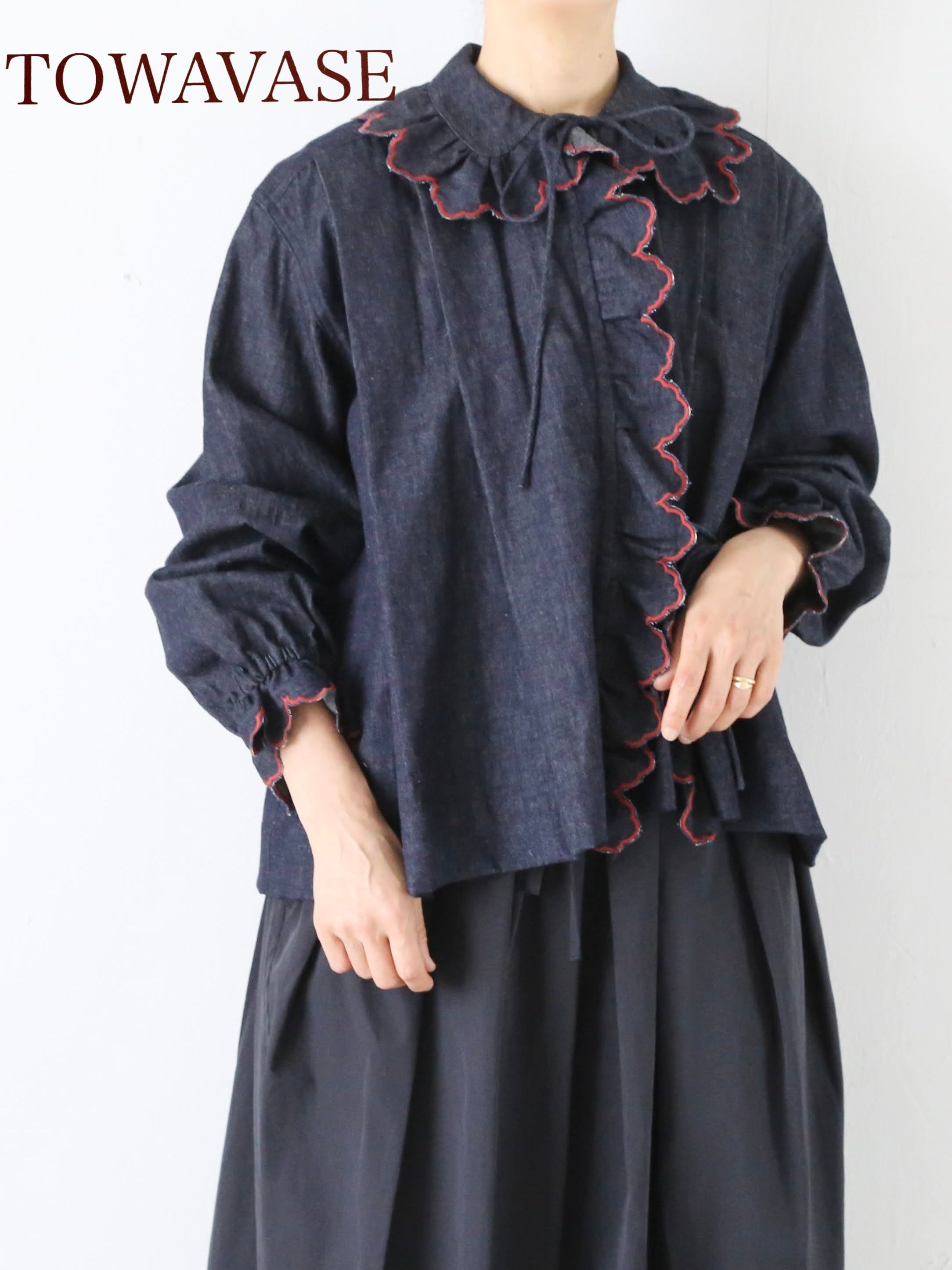 TOWAVASE トワヴァーズ ベティブラウス デニム スカラ刺繍 [32-0006A