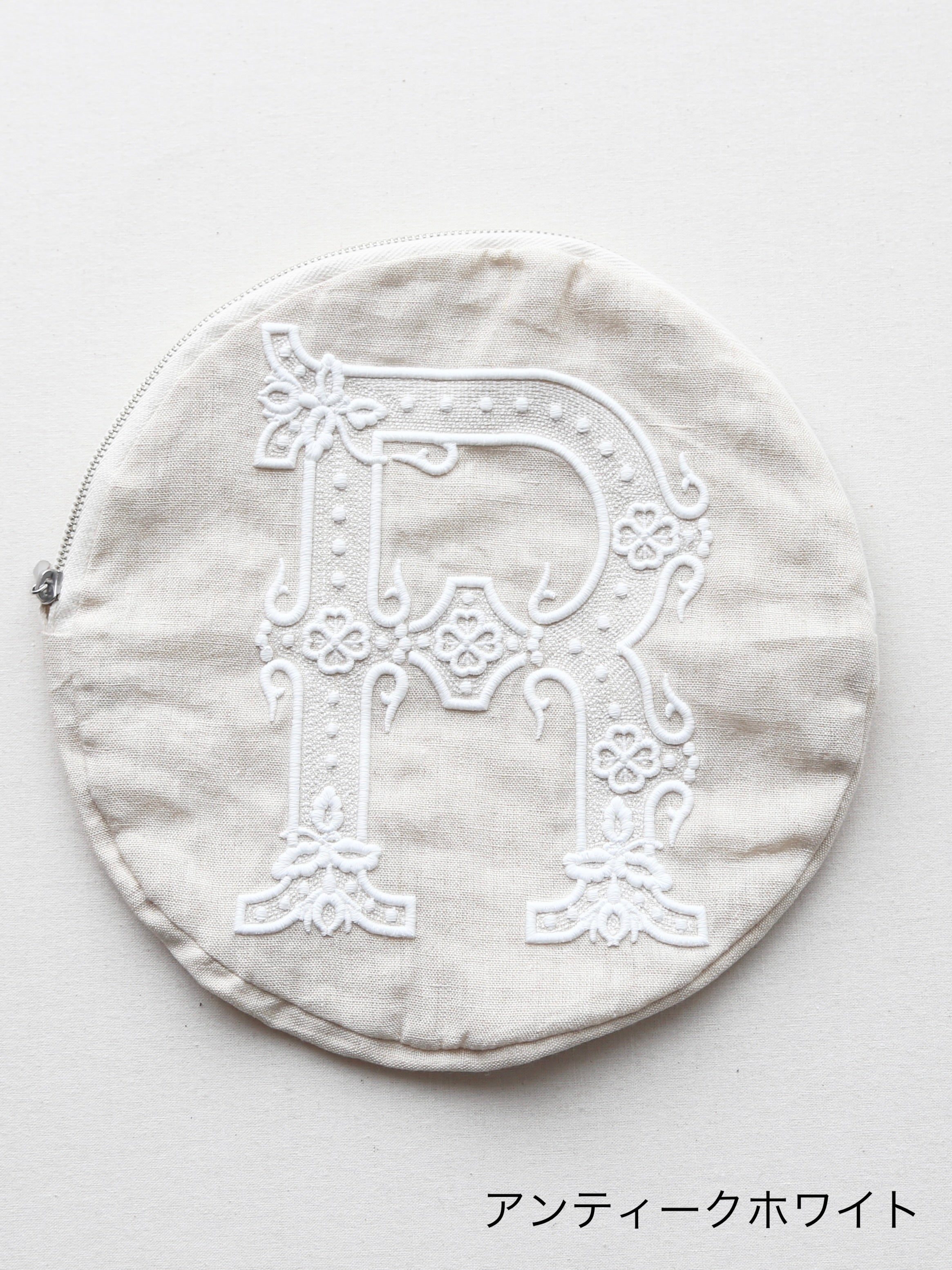 R&D.M.Co- エンブロイダリーサークルポーチ(L) リネン 刺繍 たっぷり 