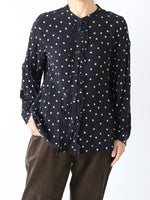 画像をギャラリービューアに読み込む, ROBE de PEAU ドットラッフルブラウス [R247]
