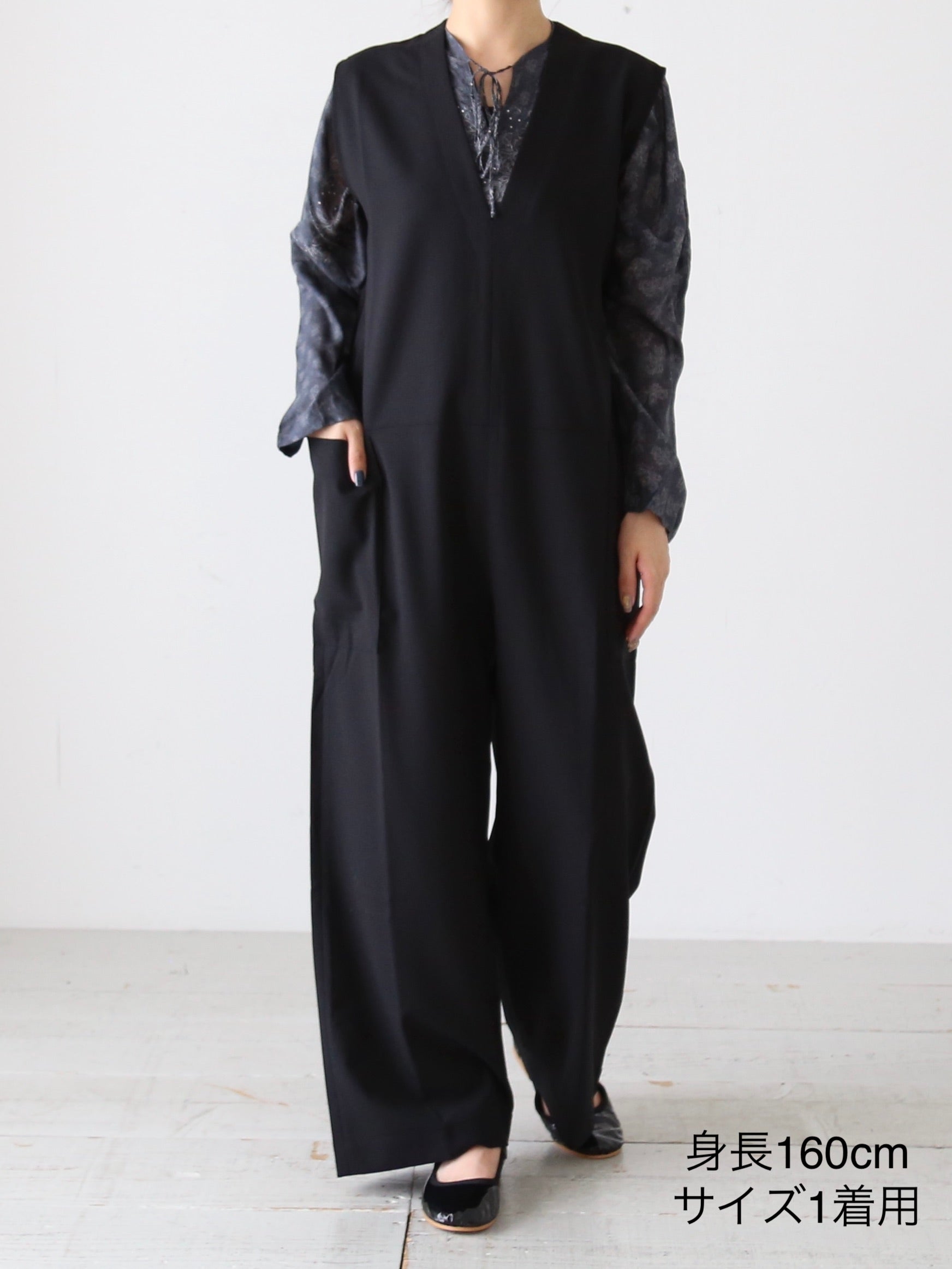 MEER. V NECK JUMP SUIT ブラック