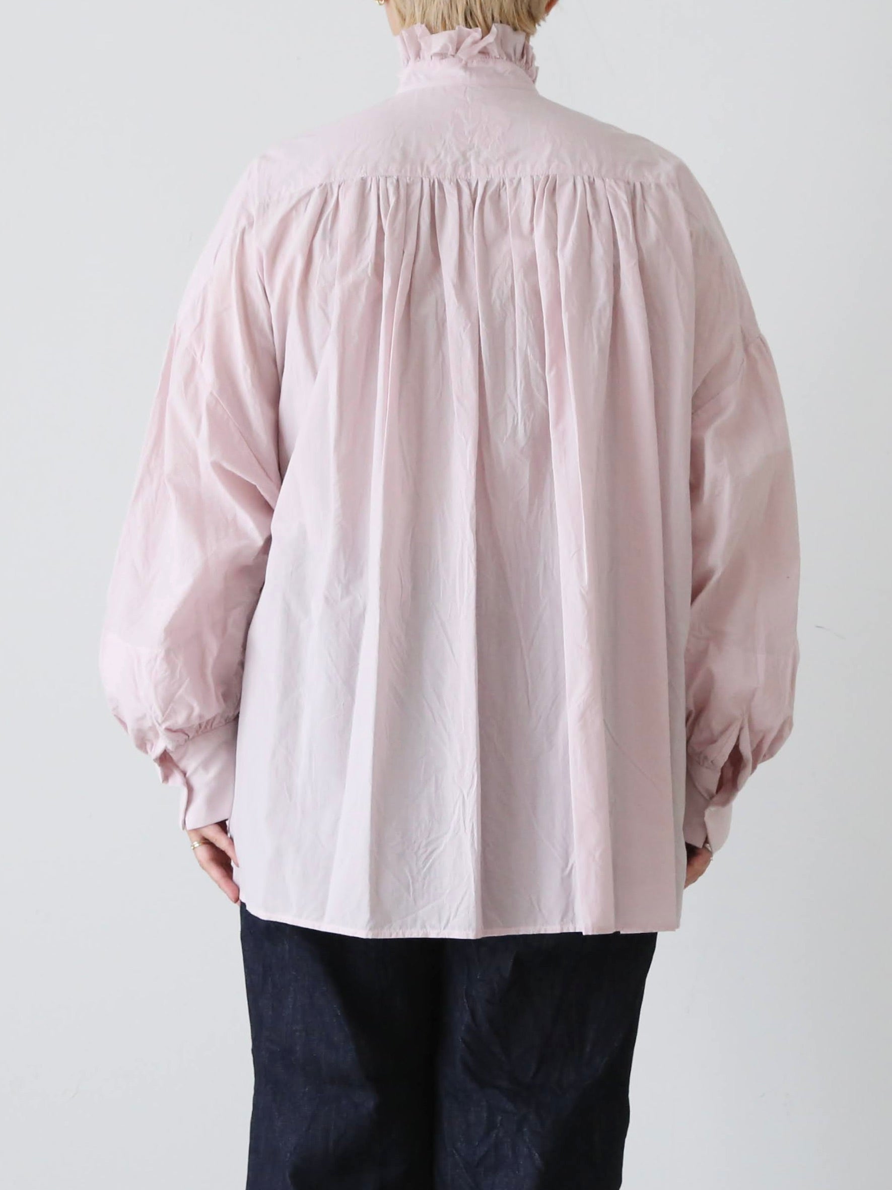 美品 定価57200円 2024AW トゥジュー TOUJOURS バンドカラービショップスリーブラッフルシャツ 2 チョークホワイト【2400014346732】 TOUJOURS バンドカラー ビショップスリーブ ラッフルシャツ