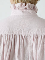 画像をギャラリービューアに読み込む, TOUJOURS バンドカラービショップスリーブラッフルシャツ [MM44MS01]
