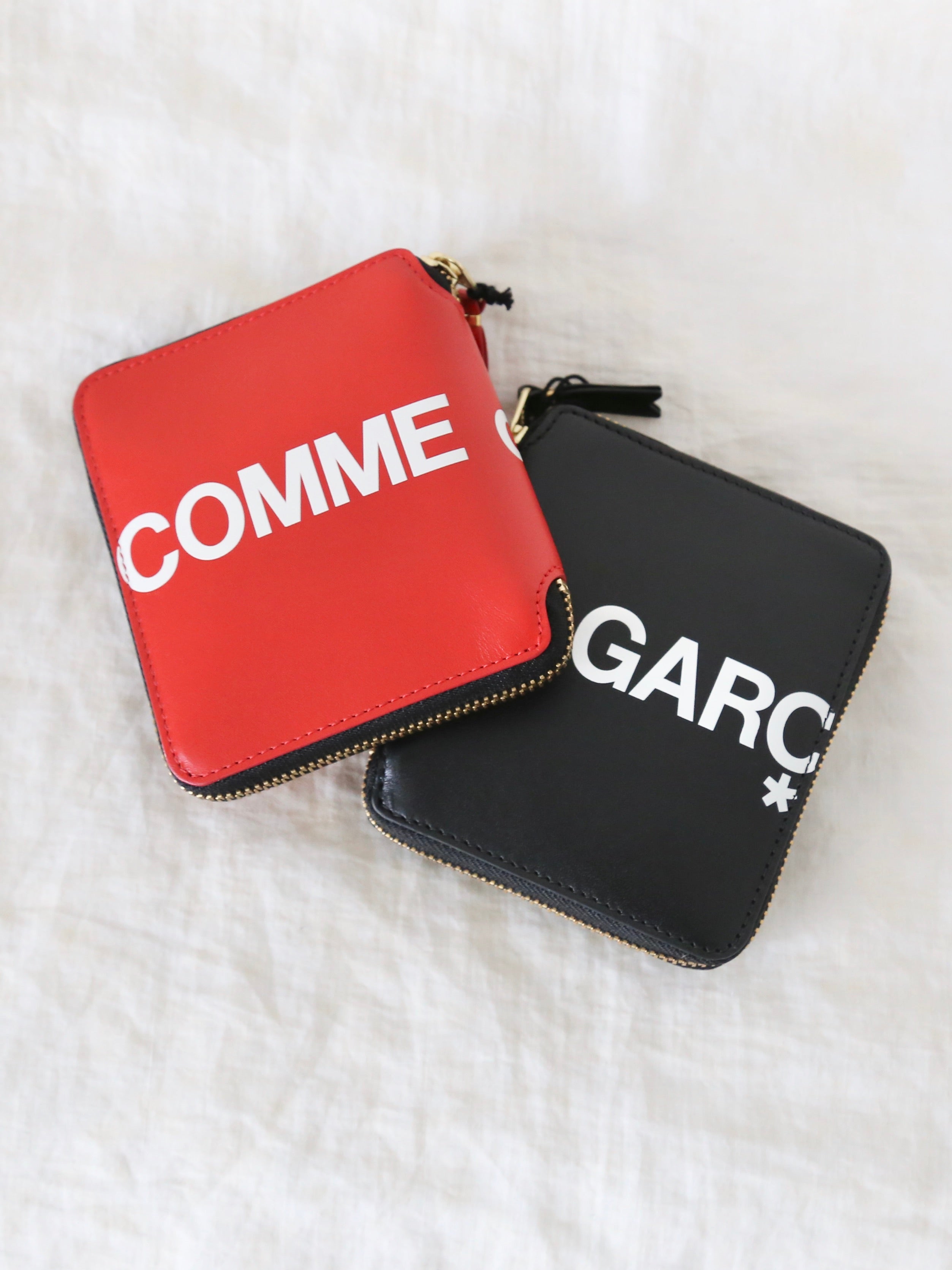 Wallet COMME des GARCONS ヒュージロゴ（二つ折り）[8Z-T021-051]